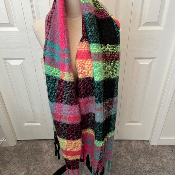 Express 100% acrylic scarf - Picture 4 of 9